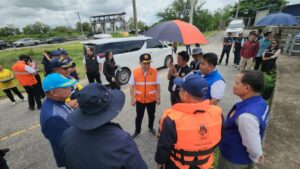 ผู้ว่าฯ ระยอง ลงเรือสำรวจคลองทับมา จัดทำแผนที่ประกอบและภาพถ่ายในลำคลอง เตรียมเร่งหารือหน่วยงาน และ อปท.ที่เกี่ยวข้อง ร่วมแก้ไขปัญหาน้ำเอ่อจากคลองทับมาท่วมในพื้นที่ชั้นในของตัวเมืองระยองที่เกิดขึ้นซ้ำซาก
